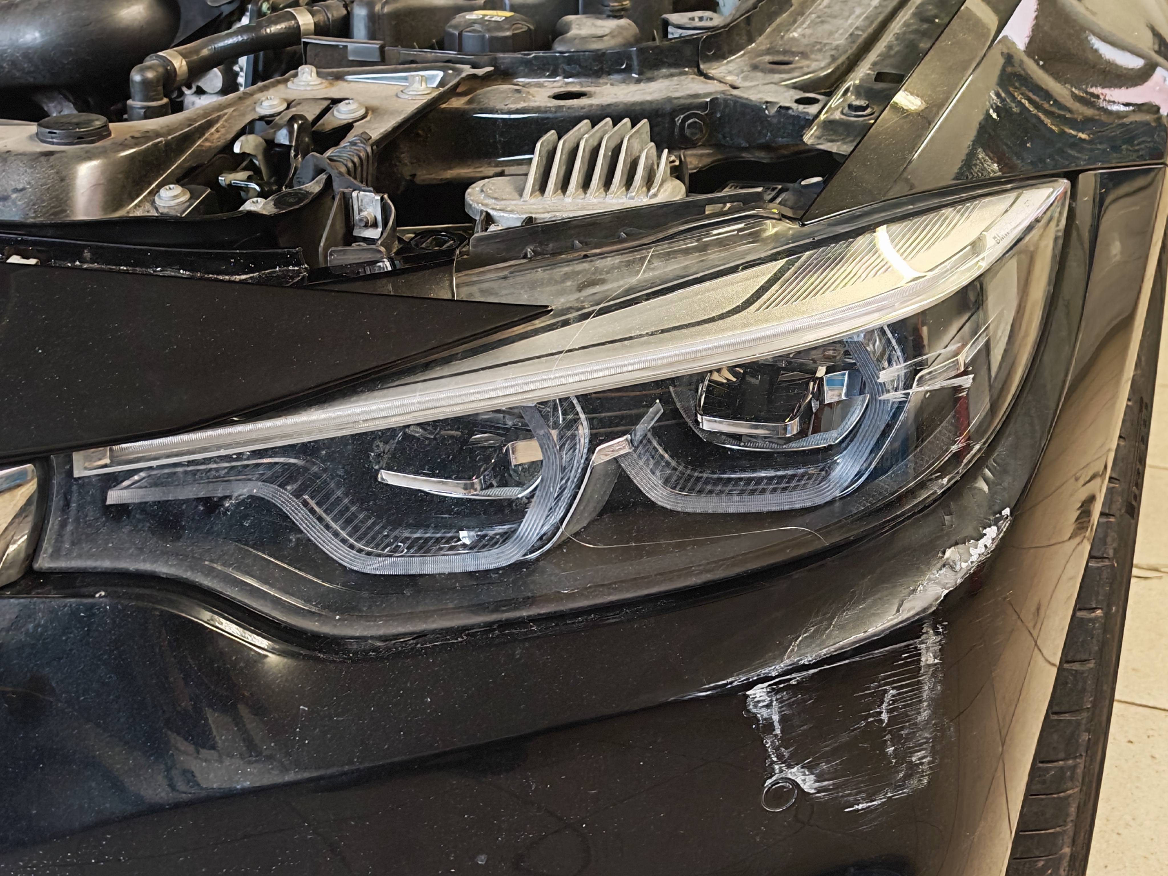 BMW 420i s prednjim oštećenjem prije popravka