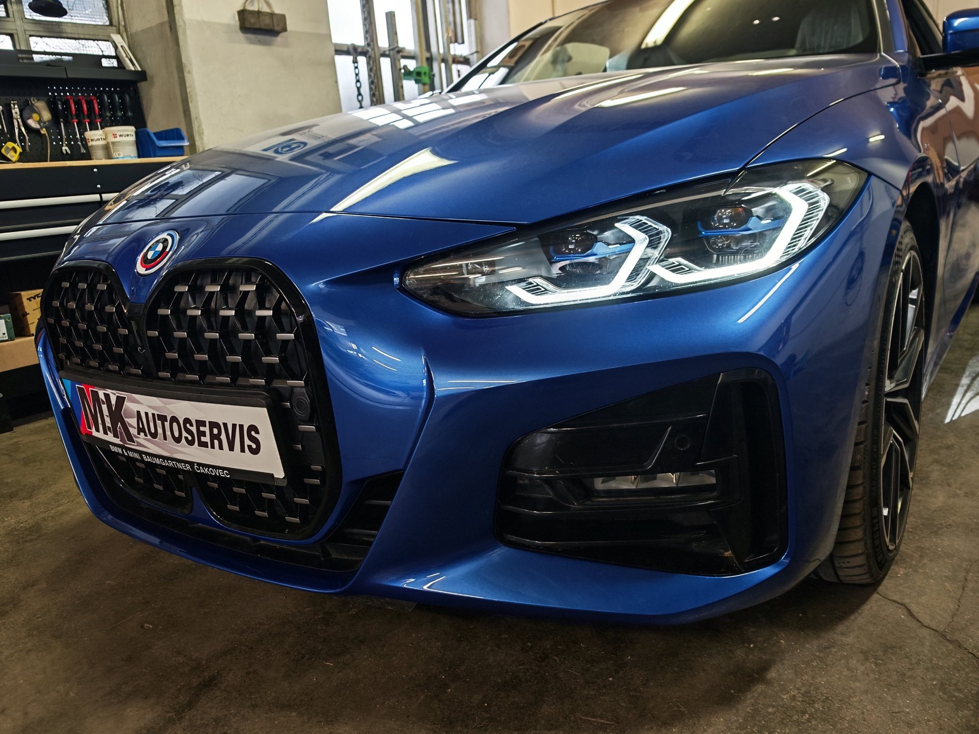 Plavi BMW 420i prednji dio u radionici MK Autoservis