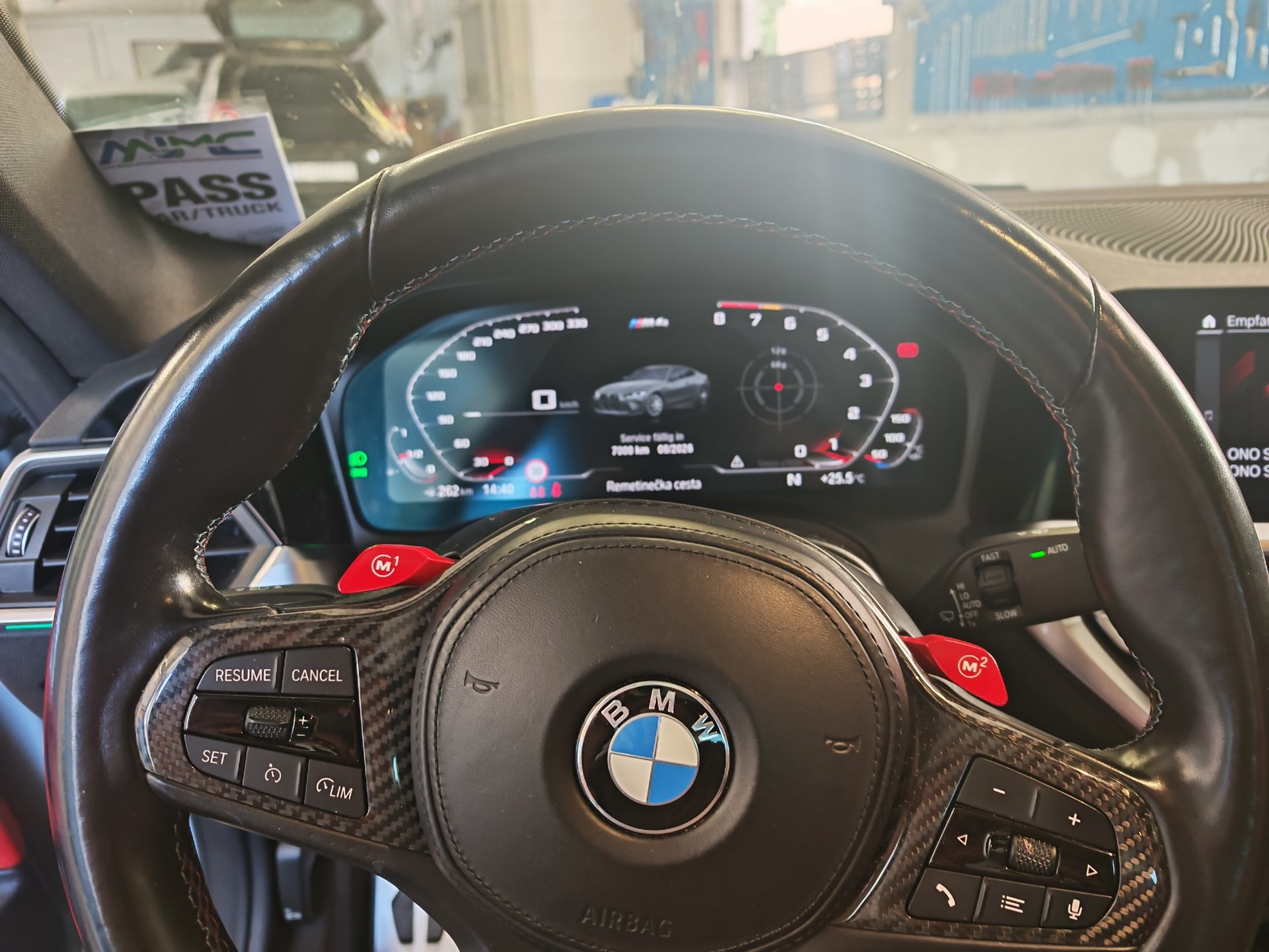 Unutrašnjost BMW-a, upravljač s M paddle shifterima i digitalni instrumenti