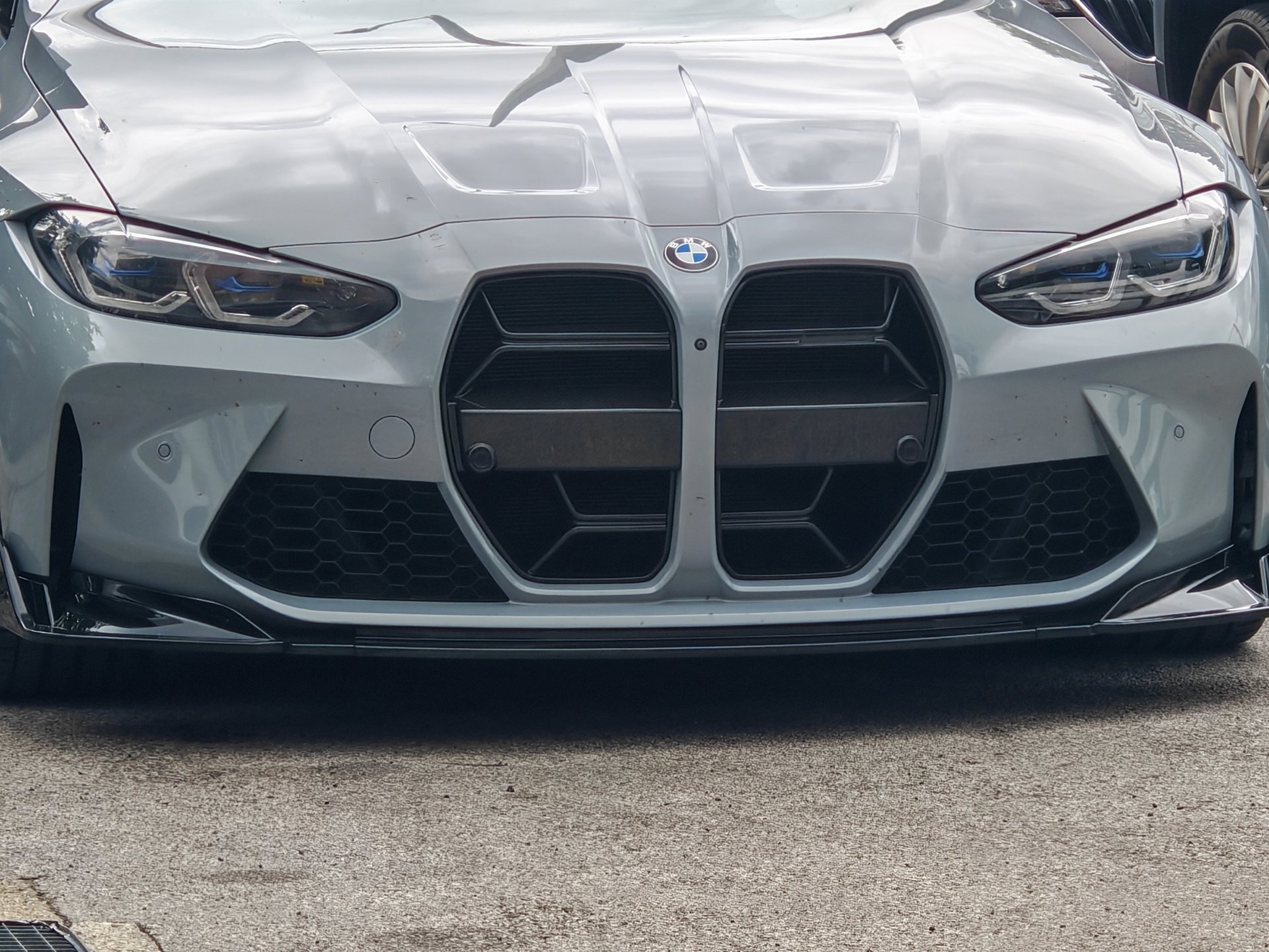 Sivi BMW M3 prednji dio snimljen izvana nakon popravka