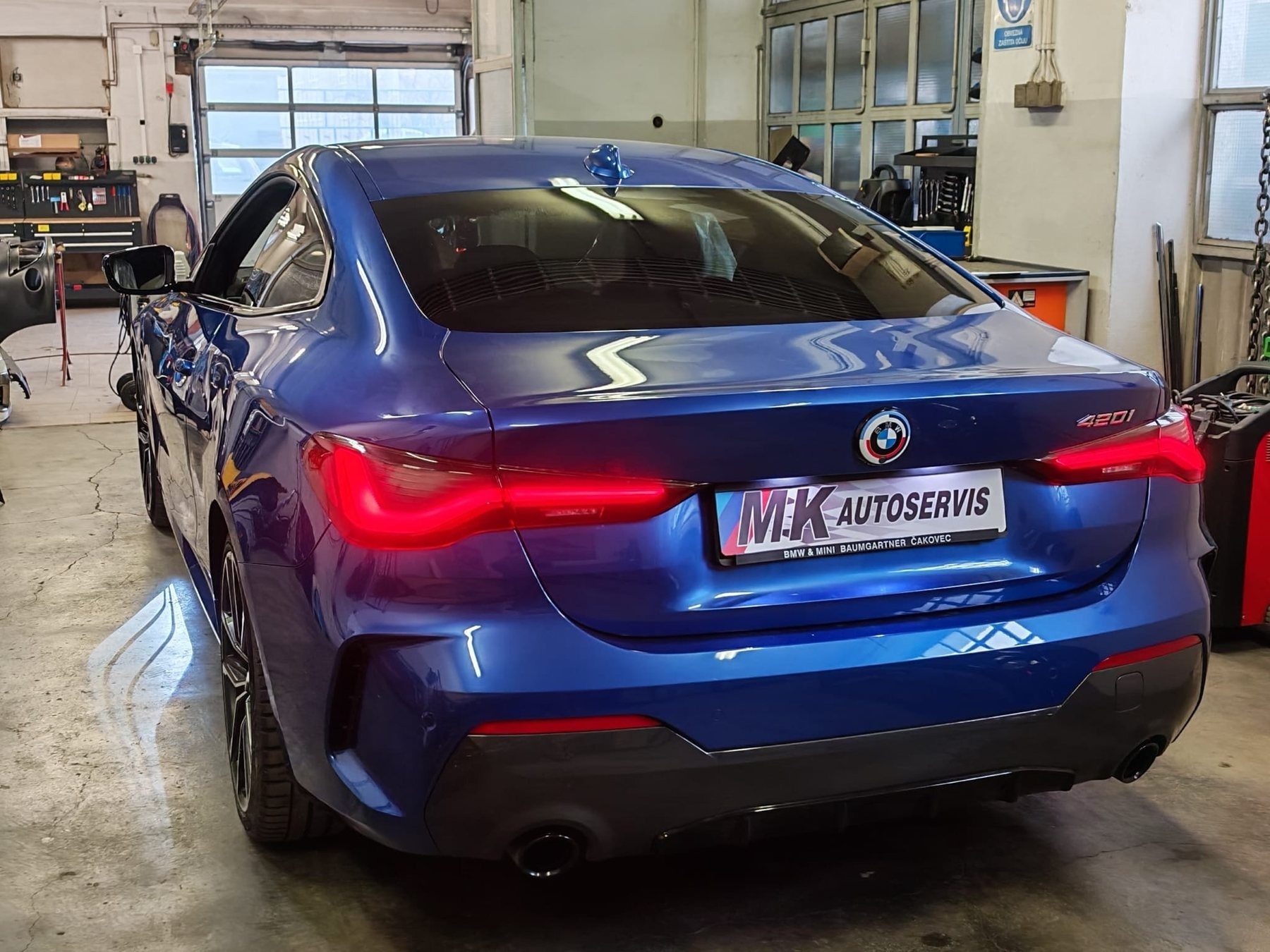 BMW 420i u radionici nakon autolimarskog i lakirerskog zahvata