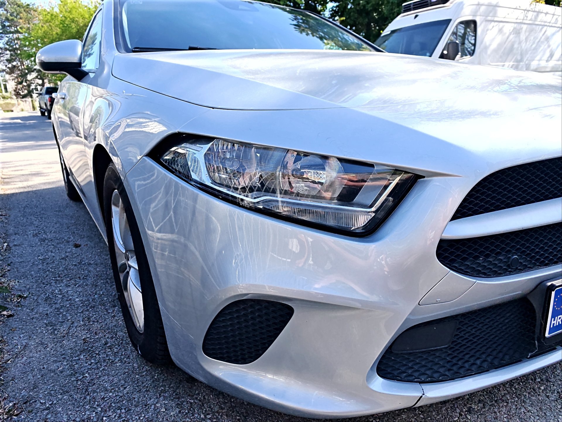 Mercedes A-klasa s oštećenjem prednjeg blatobrana prije popravka