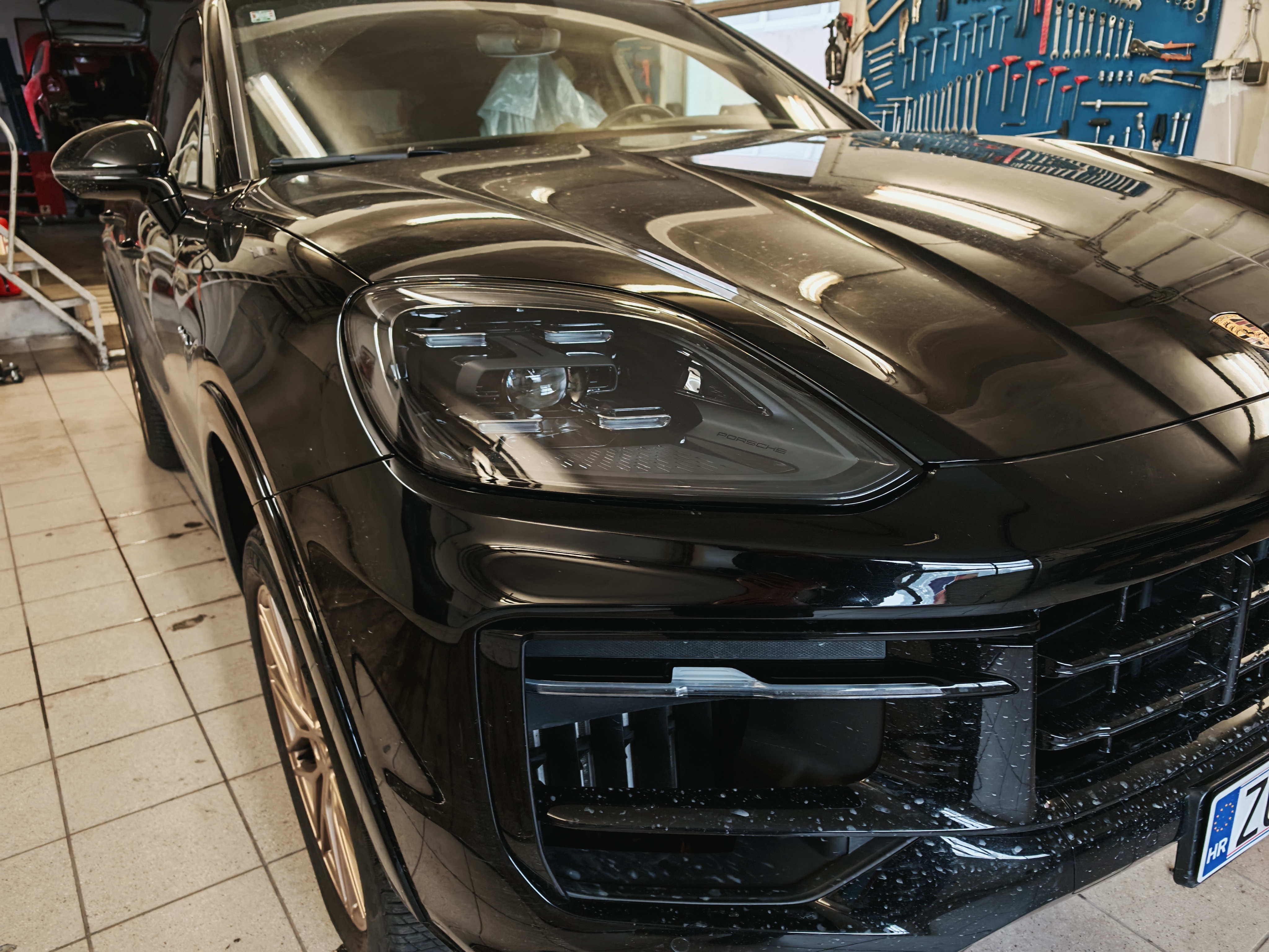 Porsche Cayenne snimljen sprijeda u radionici